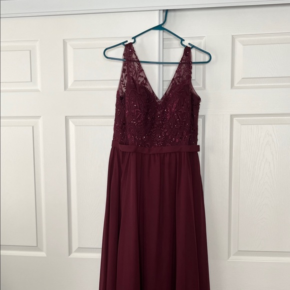 Elegant Burgundy V-Neck Dress - Picture 1 of 6